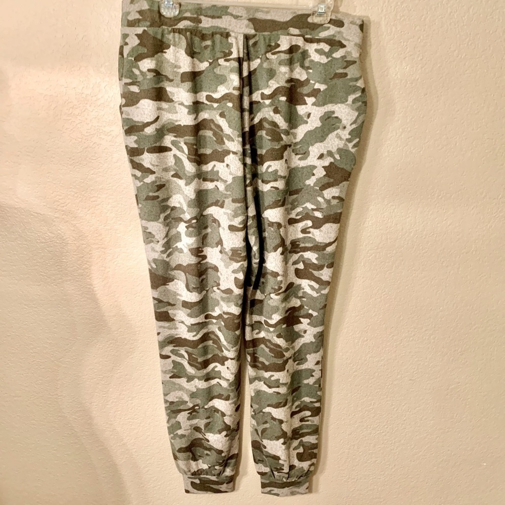 NWT Joggers BeachLunchLounge Small Natural Camo Camoflauge Samantha Cozy